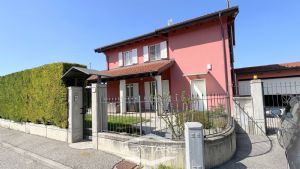 Casa indipendente con giardino e box auto doppio