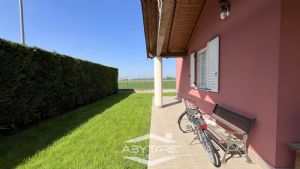 Casa indipendente con giardino e box auto doppio