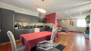 Casa indipendente con giardino e box auto doppio