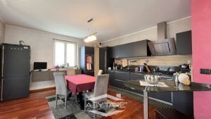 Casa indipendente con giardino e box auto doppio