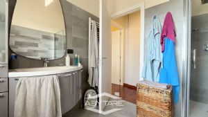 Casa indipendente con giardino e box auto doppio