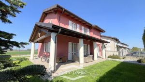 Casa indipendente con giardino e box auto doppio