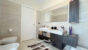 Casa indipendente con giardino e box auto doppio