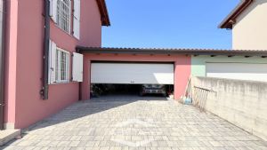 Casa indipendente con giardino e box auto doppio
