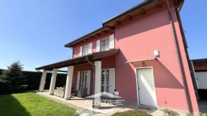 Casa indipendente con giardino e box auto doppio