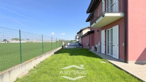 Casa indipendente con giardino e box auto doppio