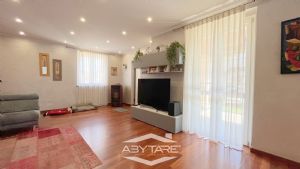 Casa indipendente con giardino e box auto doppio