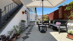 Casa indipendente tre lati con terrazzi e ascensore privato