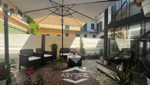 Casa indipendente tre lati con terrazzi e ascensore privato
