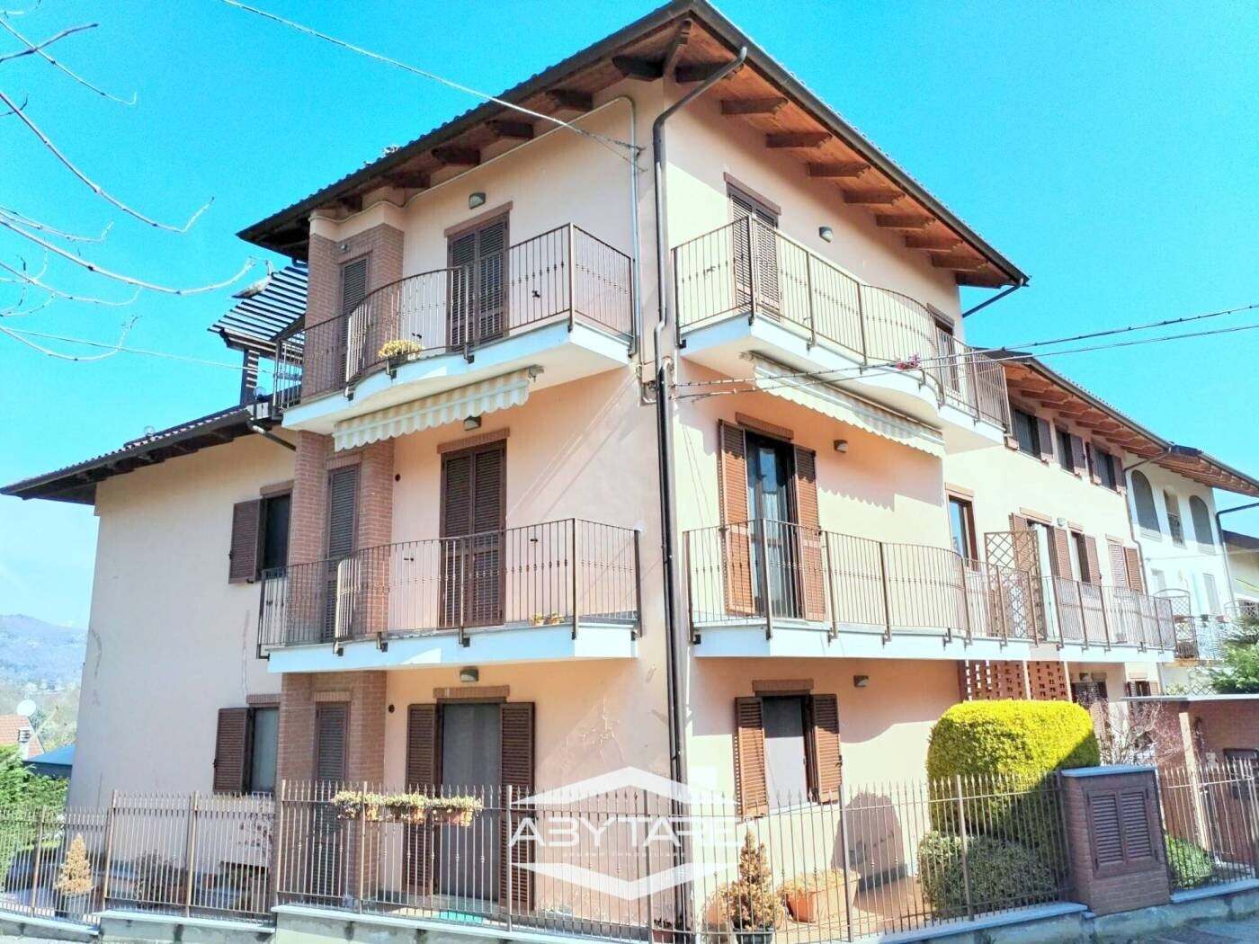 QUADRILOCALE CON BOX DOPPIO E POSTO AUTO