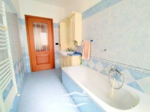 QUADRILOCALE CON BOX DOPPIO E POSTO AUTO