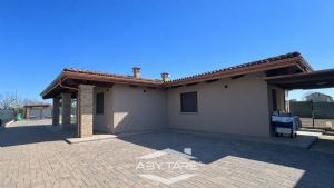 Casa indipendente su 4 lati con giardino e cortile privato