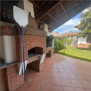 Cascina ex B&B ristrutturata con due unità abitative e oltre 26.000 mq di terreni