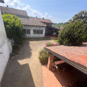 Cascina ex B&B ristrutturata con due unità abitative e oltre 26.000 mq di terreni