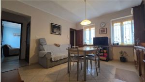Casa libera su tre lati con cortile, garage doppio e terreno