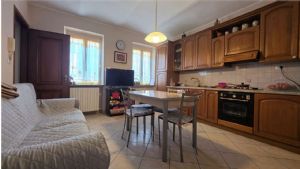 Casa libera su tre lati con cortile, garage doppio e terreno