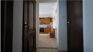 Casa libera su tre lati con cortile, garage doppio e terreno