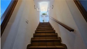 Casa libera su tre lati con cortile, garage doppio e terreno
