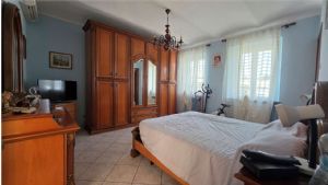 Casa libera su tre lati con cortile, garage doppio e terreno
