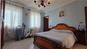 Casa libera su tre lati con cortile, garage doppio e terreno