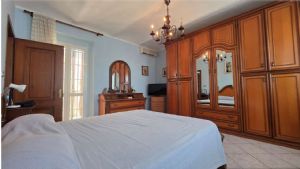 Casa libera su tre lati con cortile, garage doppio e terreno