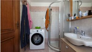 Casa libera su tre lati con cortile, garage doppio e terreno