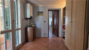Casa libera su tre lati con cortile, garage doppio e terreno
