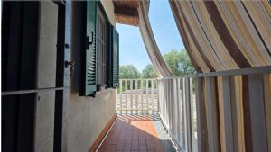 Casa libera su tre lati con cortile, garage doppio e terreno
