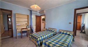Casa libera su tre lati con cortile, garage doppio e terreno