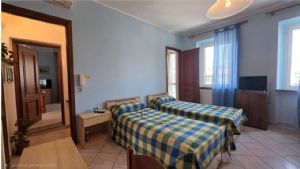 Casa libera su tre lati con cortile, garage doppio e terreno