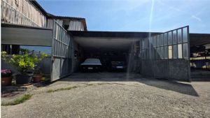Casa libera su tre lati con cortile, garage doppio e terreno