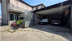 Casa libera su tre lati con cortile, garage doppio e terreno