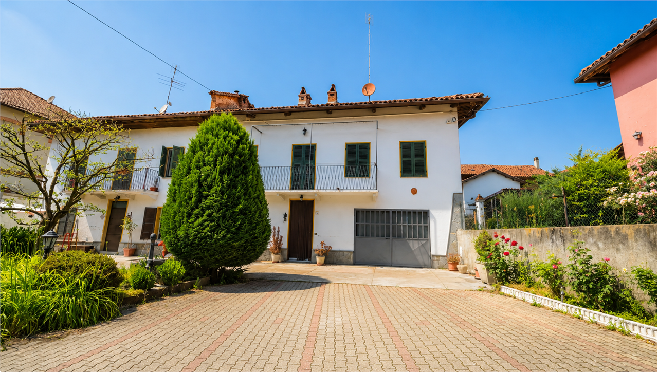 Casa ristrutturata libera su tre lati con cortile privato