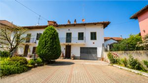 Casa ristrutturata libera su tre lati con cortile privato