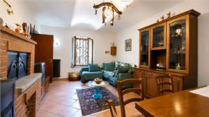 Casa ristrutturata libera su tre lati con cortile privato
