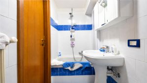 Casa ristrutturata libera su tre lati con cortile privato