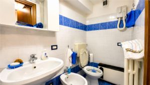 Casa ristrutturata libera su tre lati con cortile privato