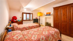 Casa ristrutturata libera su tre lati con cortile privato