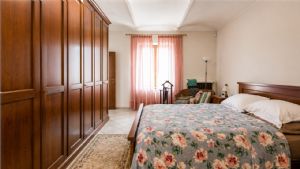 Casa ristrutturata libera su tre lati con cortile privato