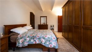 Casa ristrutturata libera su tre lati con cortile privato