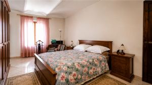 Casa ristrutturata libera su tre lati con cortile privato