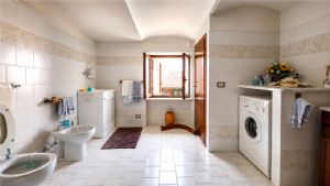 Casa ristrutturata libera su tre lati con cortile privato