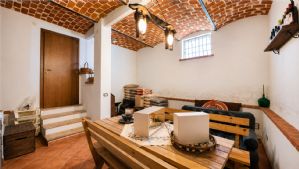 Casa ristrutturata libera su tre lati con cortile privato