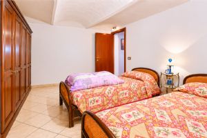 Casa ristrutturata libera su tre lati con cortile privato