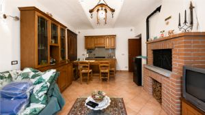 Casa ristrutturata libera su tre lati con cortile privato