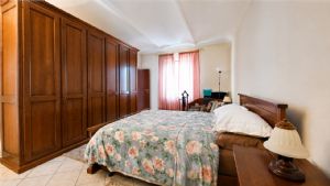 Casa ristrutturata libera su tre lati con cortile privato