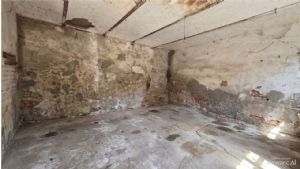 CASCINA DI TESTA LIBERA SU TRE LATI CON AMPIO TERRENO CONFINANTE – IMPORTANTE POTENZIALE DI RECUPERO