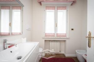 ESCLUSIVO APPARTAMENTO IN ZONA COLLINARE