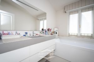 ESCLUSIVO APPARTAMENTO IN ZONA COLLINARE