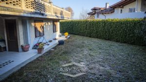 Druento villa indipendente con giardino zona Misterletta